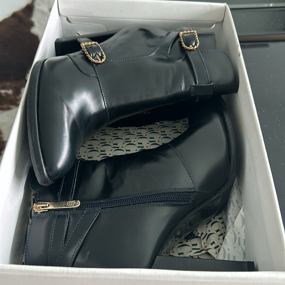 Gigi Hadid -Tommy Hilfiger buckles ankles boots - Picture 12 of 12